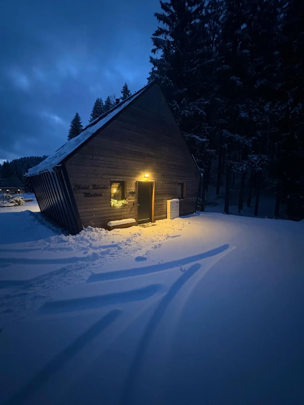 chaletbelvedermartina tmave drevo zimni podvecer