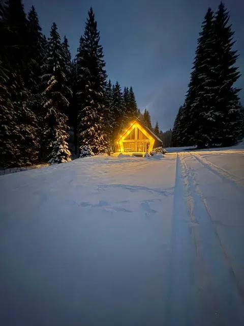 chaletbelvedermartina zimni krajina bezecka stopa noc